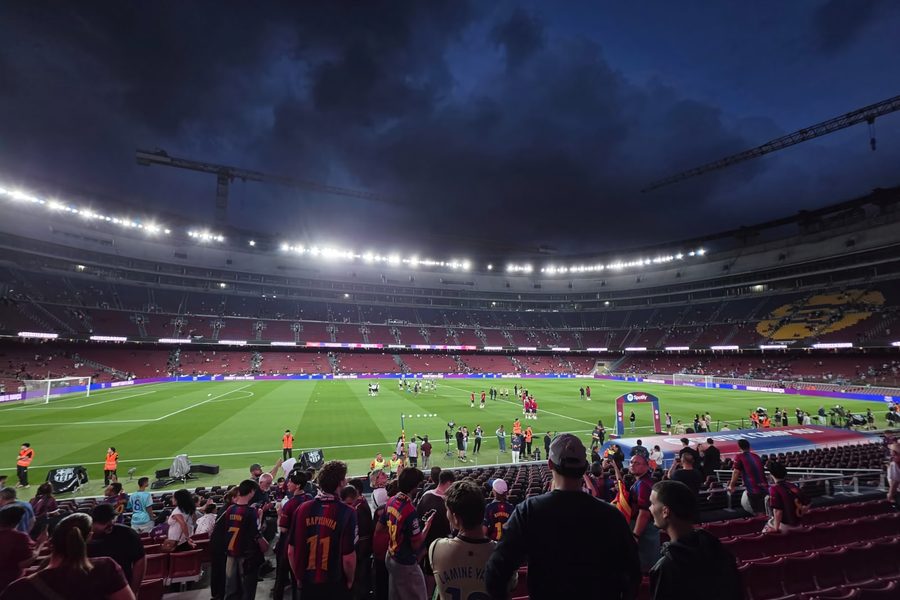 Hinchas del Barcelona en la tribuna del Spotify Camp Nou antes de un partido, con grúas de la remodelación sobre el estadio, septiembre de 2026