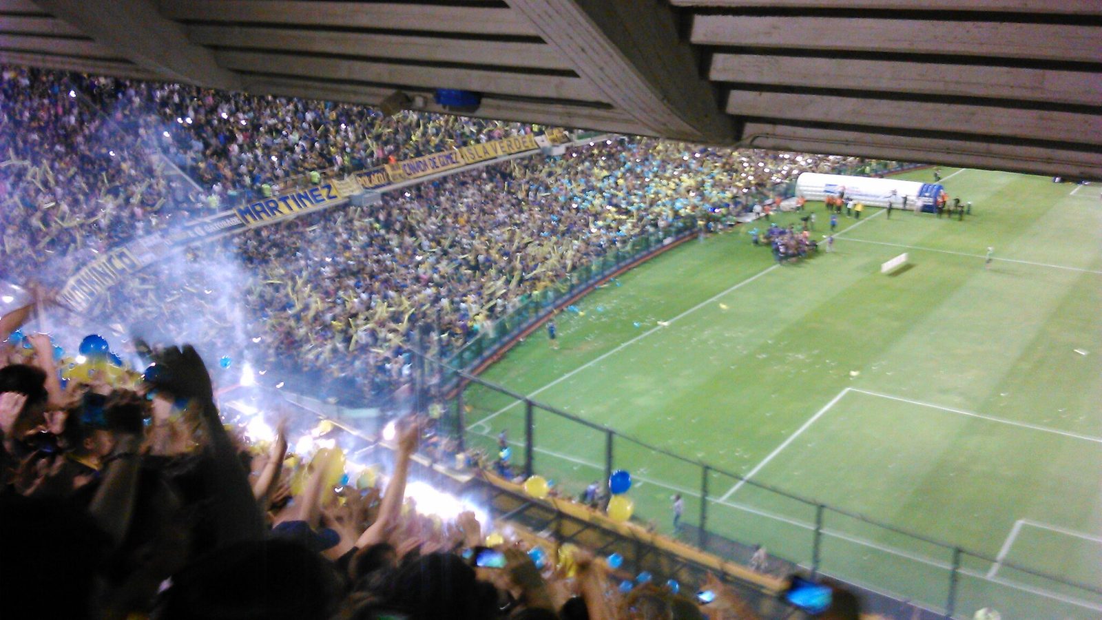 Hinchas de Boca en La Bombonera minutos antes del Boca contra River por la semifinal de la Copa Sudamericana, 20 de noviembre de 2014