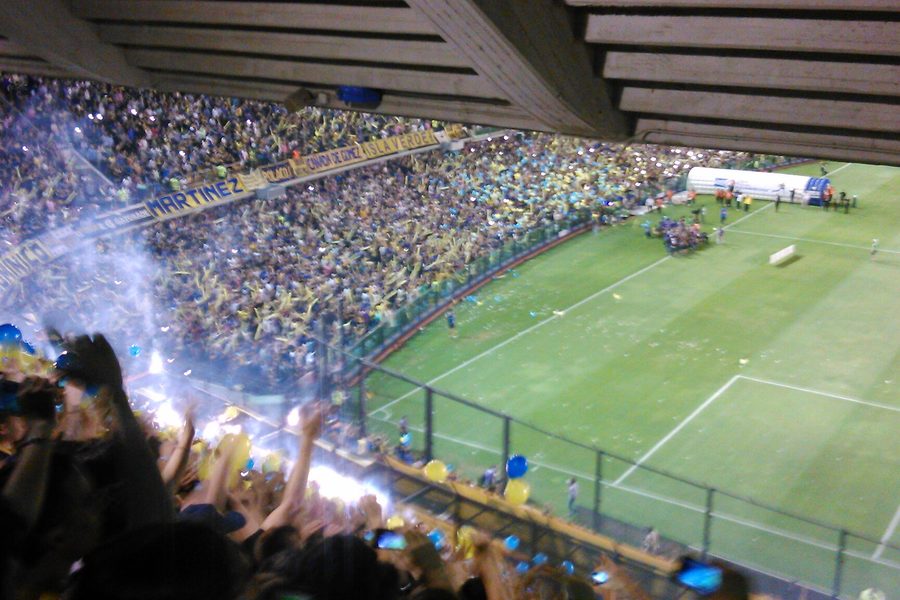 Hinchas de Boca en La Bombonera minutos antes del Boca contra River por la semifinal de la Copa Sudamericana, 20 de noviembre de 2014