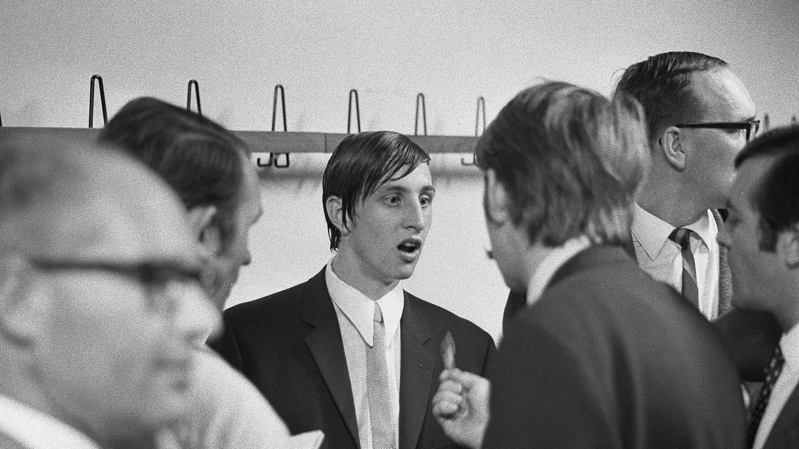 Johan Cruyff, con el saco del Ajax, habla con periodistas en el vestuario tras el Núremberg-Ajax del 18 de septiembre de 1968