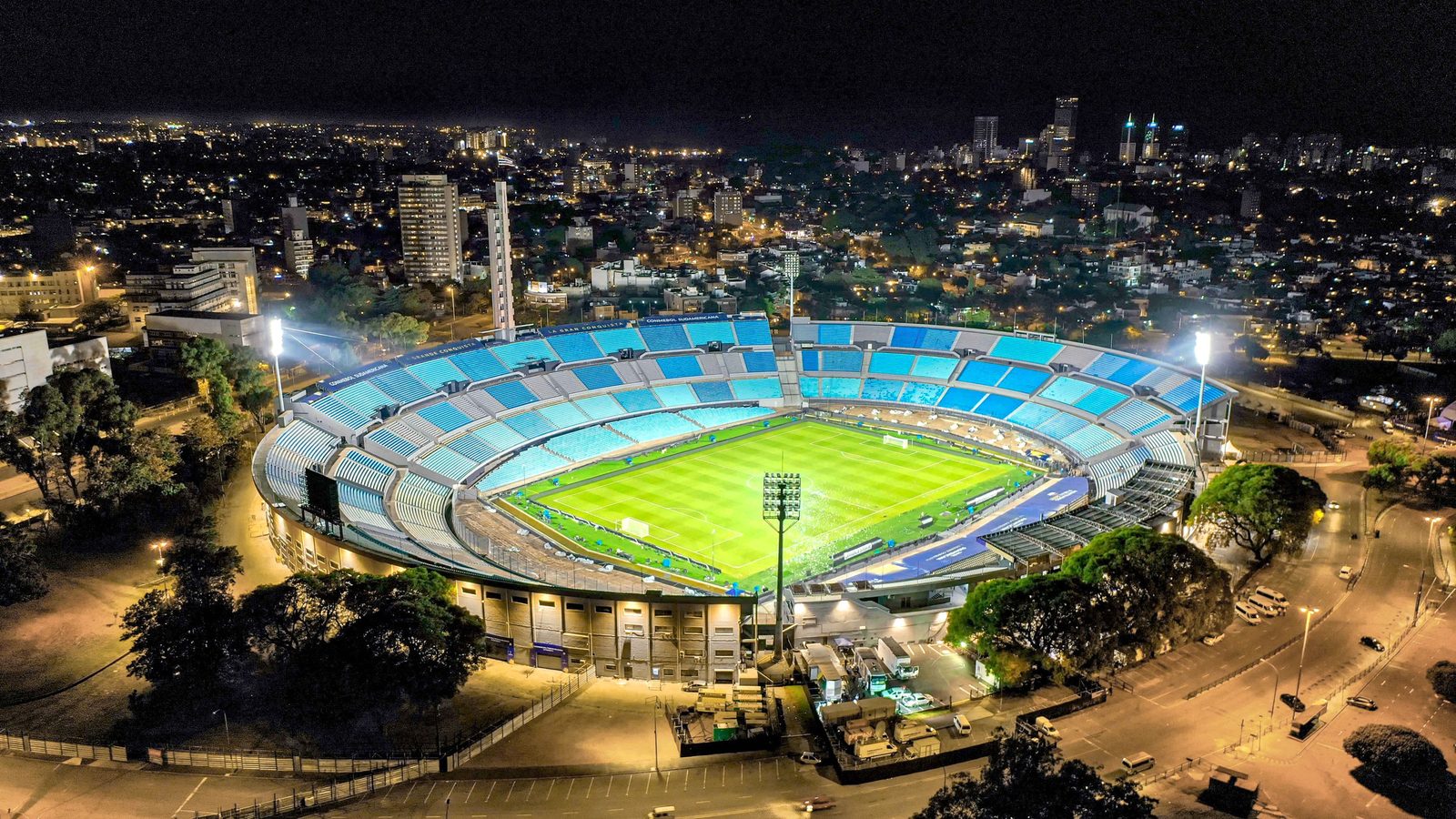 Vista aérea nocturna del Estadio Centenario de Montevideo con el campo iluminado, noviembre de 2021