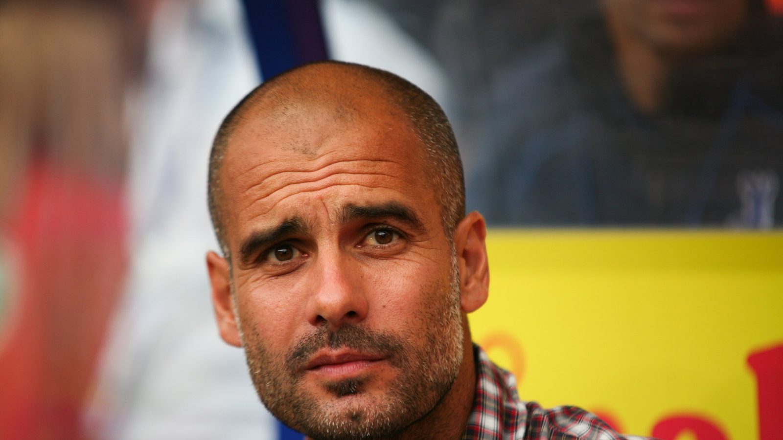 Primer plano de Pep Guardiola, con camisa a cuadros, en un acto del Bayern de Múnich el 21 de julio de 2014