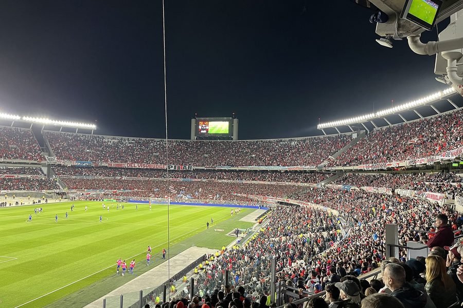 El Monumental ampliado, con las tribunas nuevas sobre el campo, durante River y Unión en 2023
