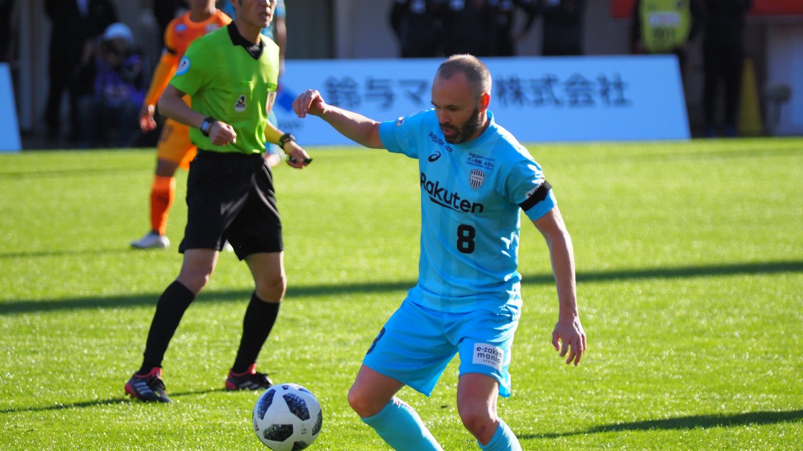 Andrés Iniesta controla la pelota con la camiseta celeste del Vissel Kobe en un partido de la liga japonesa, 24 de noviembre de 2018