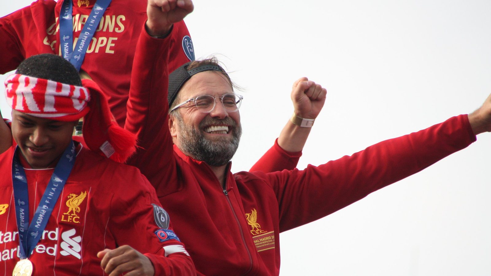 Jürgen Klopp, con gorra al revés y los brazos en alto, en el desfile del Liverpool por las calles de la ciudad tras ganar la Champions League, 2 de junio de 2019
