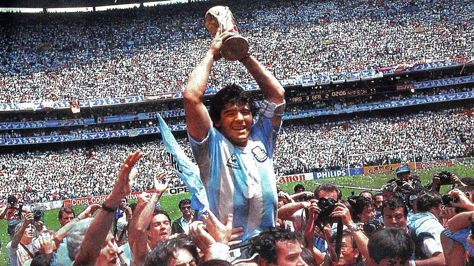 Diego Maradona levanta la Copa del Mundo en andas en el Estadio Azteca de México, 29 de junio de 1986