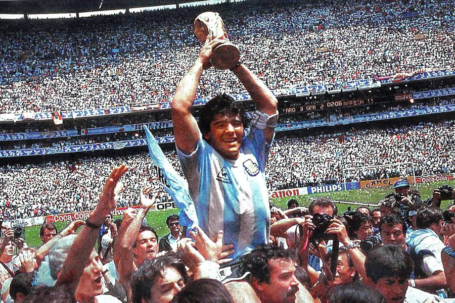 Diego Maradona levanta la Copa del Mundo en andas en el Estadio Azteca de México, 29 de junio de 1986