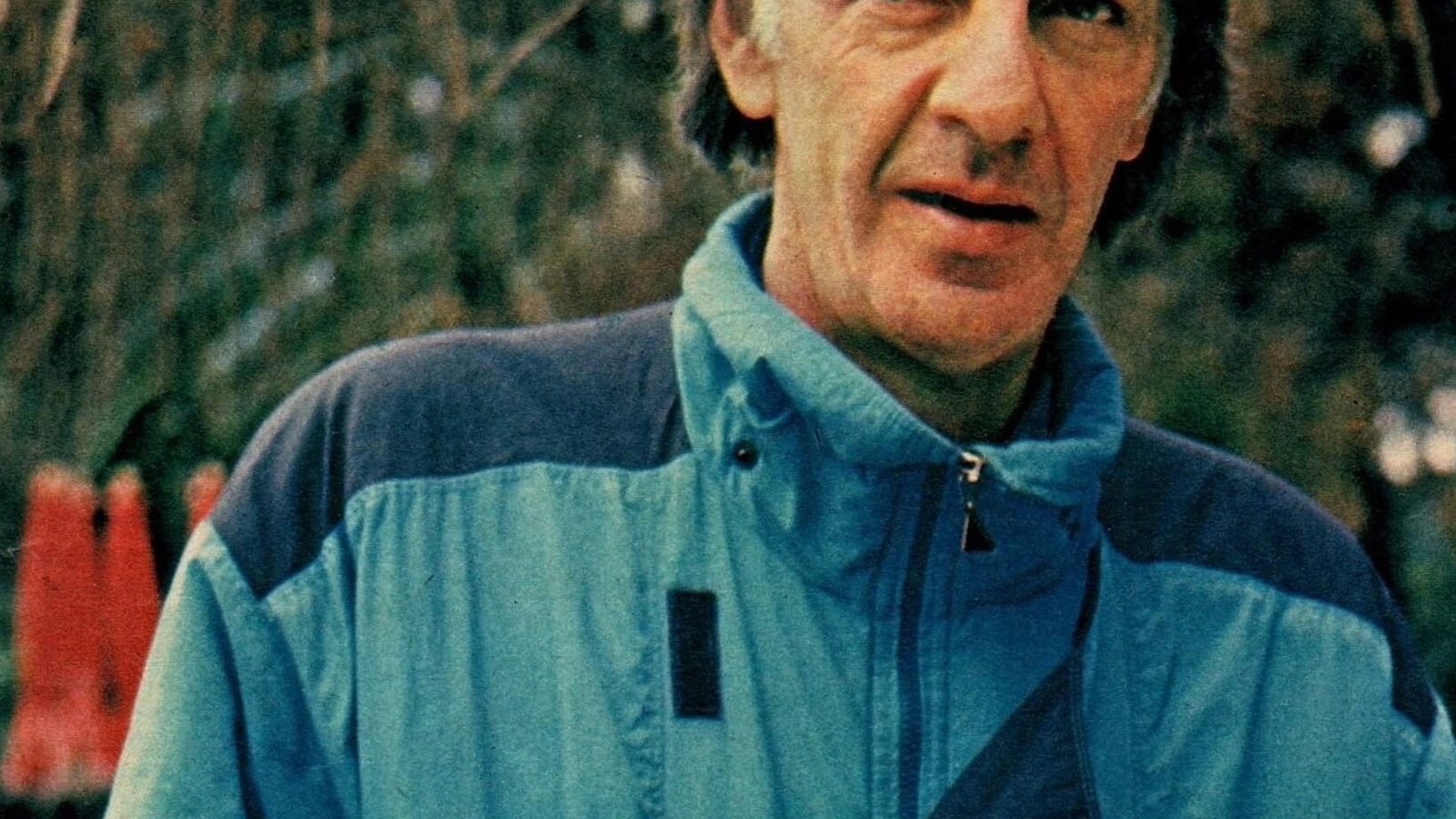 César Luis Menotti con campera celeste, de pie en la Recoleta, Buenos Aires, en una foto de El Gráfico de 1987