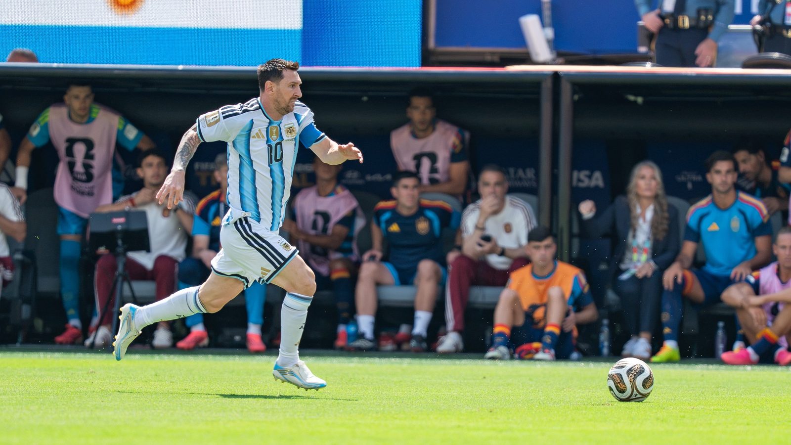 Lionel Messi corre con la pelota delante del banco de España durante la final del Mundial 2026, Argentina contra España, en el MetLife Stadium, 19 de julio de 2026