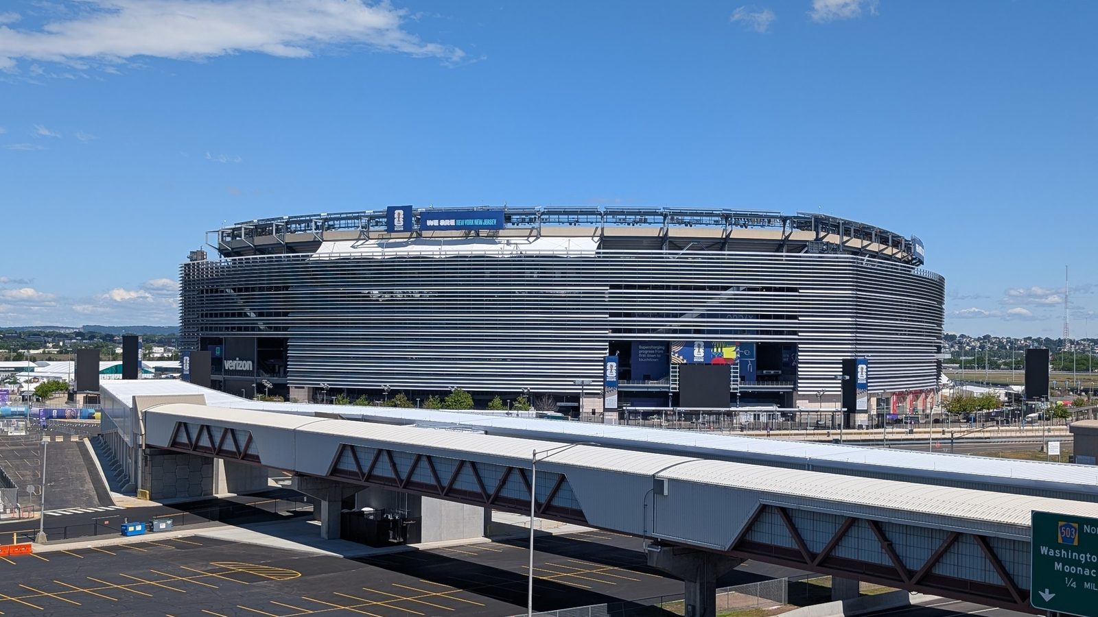 Exterior del MetLife Stadium de East Rutherford, Nueva Jersey, con la decoración del Mundial 2026, el 20 de junio de 2026