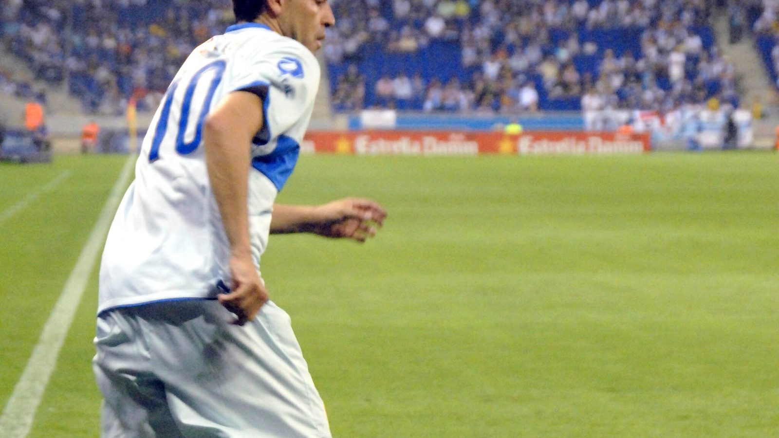 Juan Román Riquelme, con la camiseta blanca alternativa de Boca y el número 10, en el amistoso contra el Espanyol en Cornellà, 27 de julio de 2011