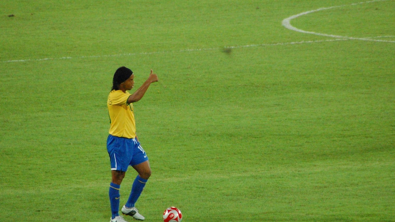 Ronaldinho con la camiseta de Brasil, parado junto a la pelota, durante los Juegos Olímpicos de Pekín en agosto de 2008