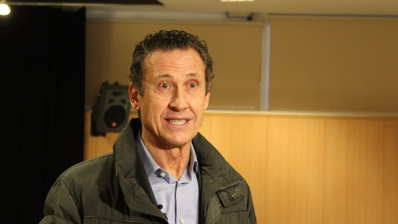 Jorge Valdano, con campera oscura, durante una charla en la casa de cultura Ernest Lluch, en febrero de 2018