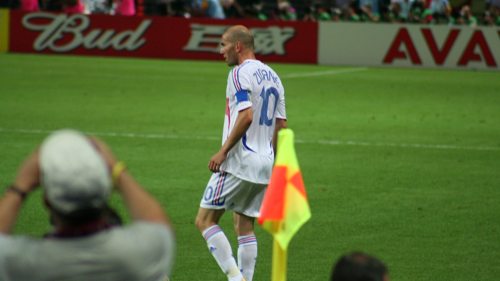 Zinédine Zidane, con la camiseta blanca de Francia y el número 10, junto al banderín del córner el 9 de julio de 2006, el día de la final del Mundial en Berlín